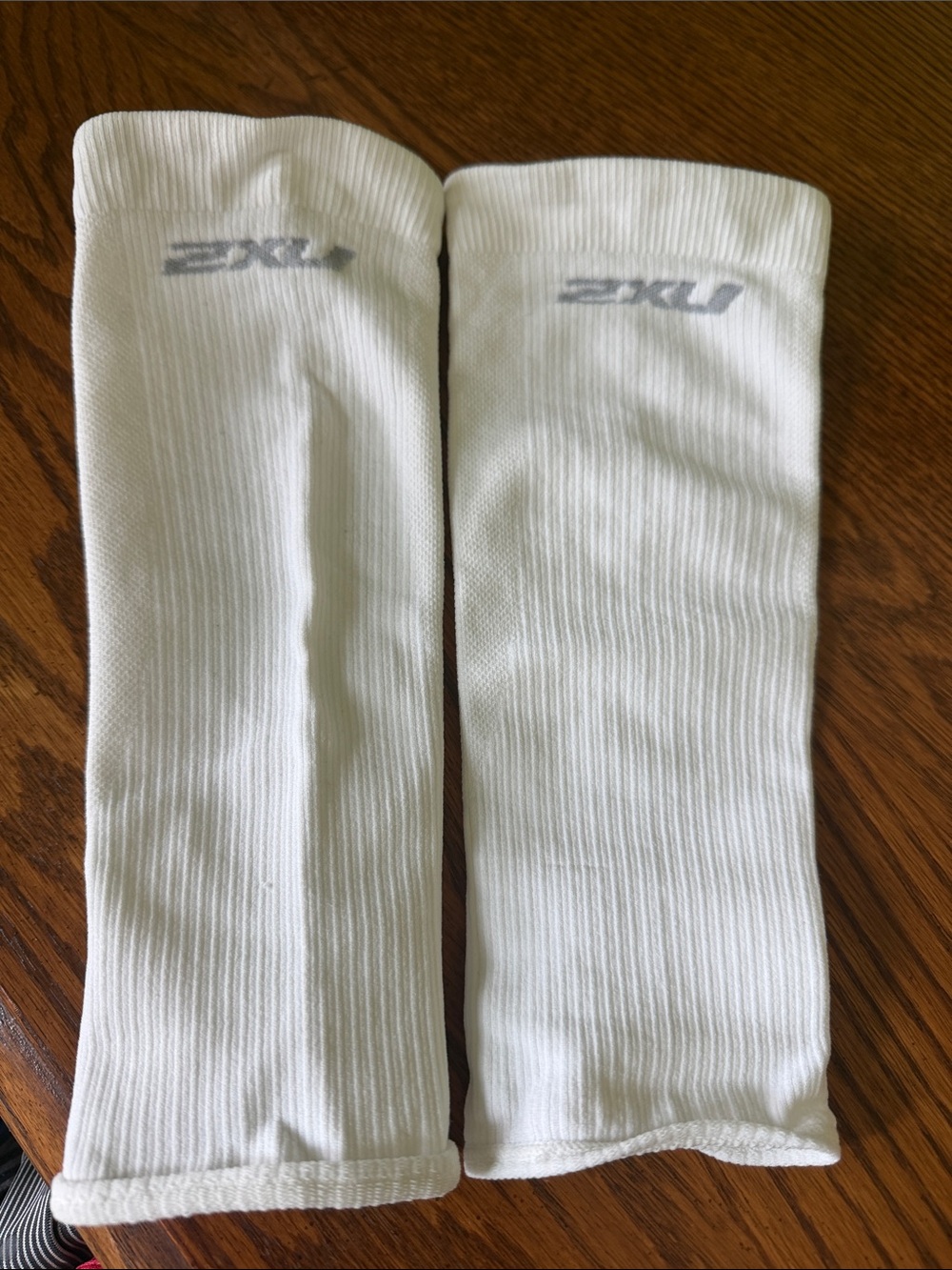 2XU White Women's Athletic Calf Sleeves with Gray Logo